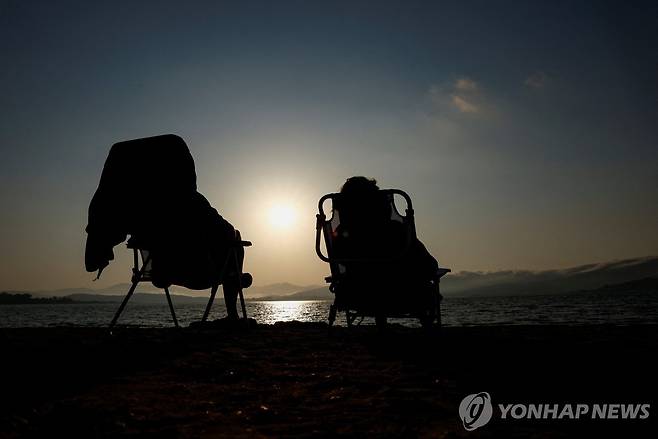 11일 스페인에서 일식 관측 준비 나선 사람들 [로이터=연합뉴스 자료사진. 재판매 및 DB 금지]