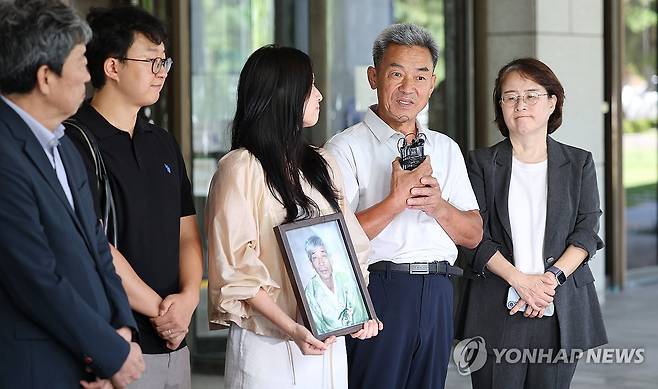 입장 밝히는 일본제철 강제동원 피해자 고 민문식 씨 가족 (서울=연합뉴스) 김주형 기자 = 일본제철 강제동원 피해자 고 민문식 씨의 장남 민병조(오른쪽 두번째) 씨와 손녀 민사라 씨가 12일 서울 서초구 대법원에서 열린 일본제철 강제동원 손해배상 청구소송 상고심 선고를 마치고 나와 입장을 밝히고 있다. 2026.8.12 kjhpress@yna.co.kr