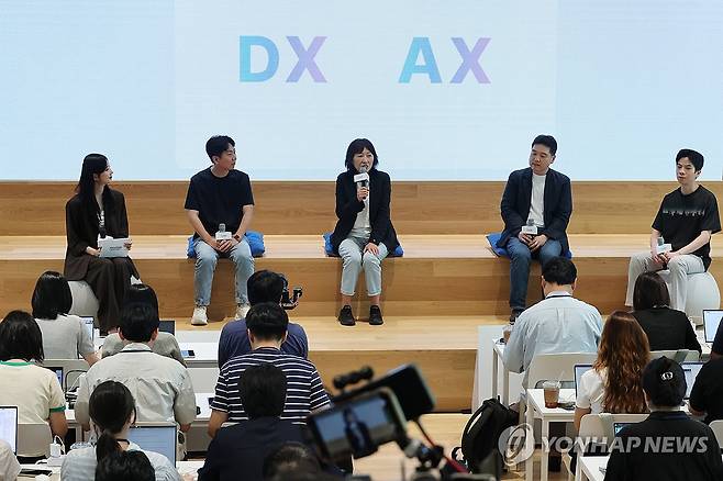 현대차그룹 AX(AI 전환) 성과 발표회 (서울=연합뉴스) 임화영 기자 = 진은숙 현대차·기아 ICT담당 사장이 12일 서울 서초구 현대자동차 본사에서 열린 '현대차그룹 AX(AI 전환) 성과 발표회'에서 2019년부터 디지털 전환(DX)과 이를 기반으로 한 AX의 여정 및 비전에 대해 발표하고 있다. 2026.8.12 hwayoung7@yna.co.kr