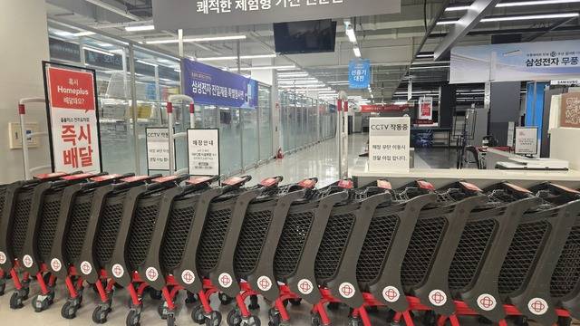 홈플러스 전주효자점 지하1층 입구가 쇼핑카트로 막혀있다. /김경수 기자