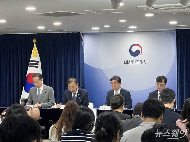 (왼쪽에서 두 번째)김윤덕 국토교통부 장관이 13일 정부서울청사에서 '전월세 및 매매시장 안정을 위한 주택 신속공급 방안'에 대해 발표하고 있다. 사진=서현진 기자