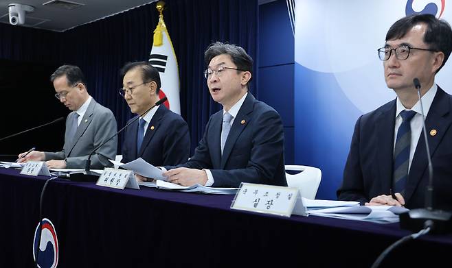 ▲이억원 금융위원회 위원장이  13일 서울 종로구 정부서울청사에서 전월세 및 매매시장 안정을 위한 주택 신속공급 방안 및 부동산 시장 안정을 위한 금융 종합대책과 관련해 발표하고 있다.