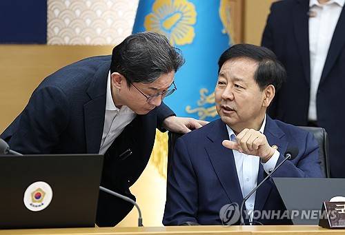 구윤철 부총리와 이억원 금융위원장(세종=연합뉴스) 김도훈 기자 = 구윤철 부총리 겸 재정경제부 장관과 이억원 금융위원장이 11일 정부세종청사에서 열린 이재명 대통령 주재 국무회의에서 대화하고 있다. 2026.8.11 superdoo82@yna.co.kr