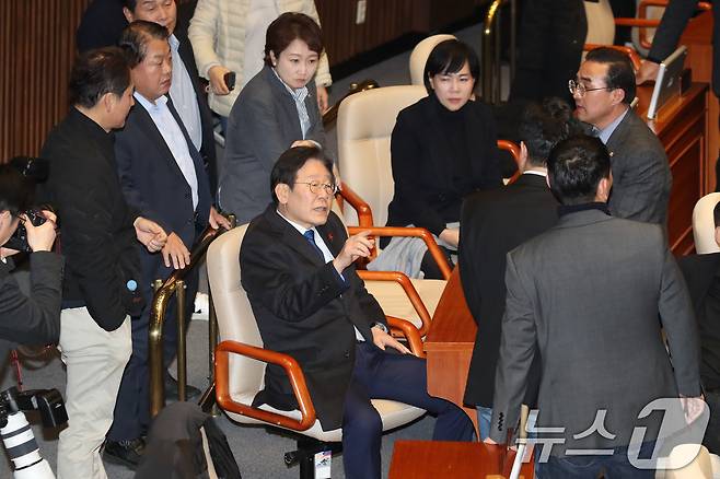 2024년 12월 3일 밤 윤석열 대통령이 비상계엄령을 선포한 가운데 4일 새벽 서울 여의도 국회 본회의장에서 이재명 더불어민주당 대표가  의원들과 의논하고 있는 모습. .2024.12.4 ⓒ 뉴스1 이광호 기자
