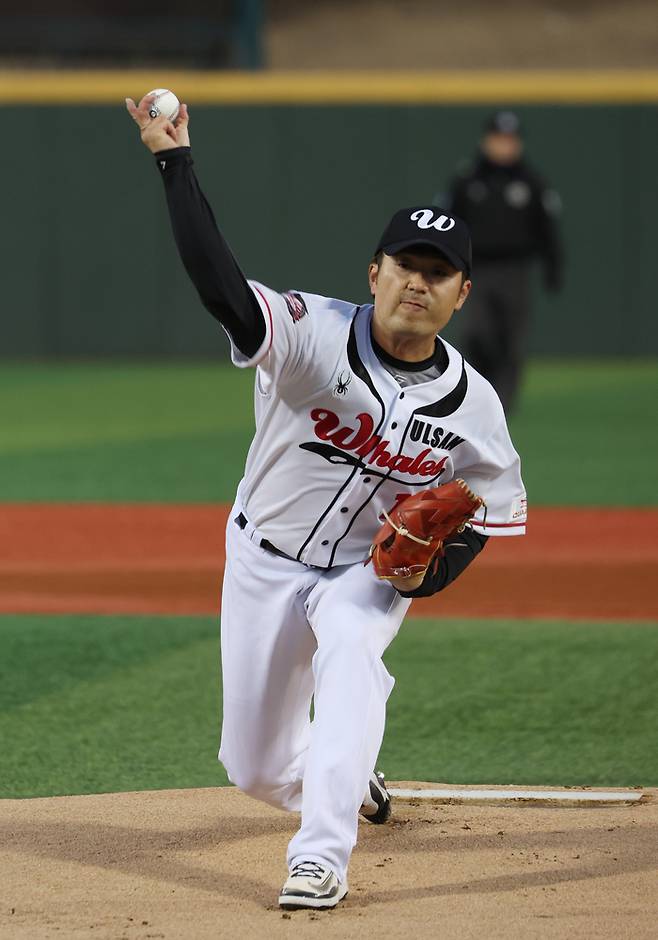 울산 오카다가 20일 울산 문수구장에서 열린 KBO 퓨처스리그 롯데와 경기에 선발 등판해 역투하고 있다. 사진 | 울산=연합뉴스