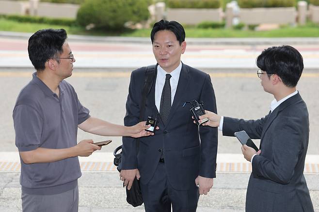 박상용 인천지검 부부장검사가 13일 정부과천종합청사에서 열린 법무부 감찰위원회 징계 심의에 출석하며 취재진에 입장을 밝히고 있다./연합뉴스