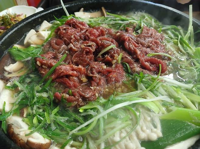 강원 삼척시 ‘삼일회관’의 돌판한우불고기정식. 1인분에 2만3000원이다. 김도언 작가 제공