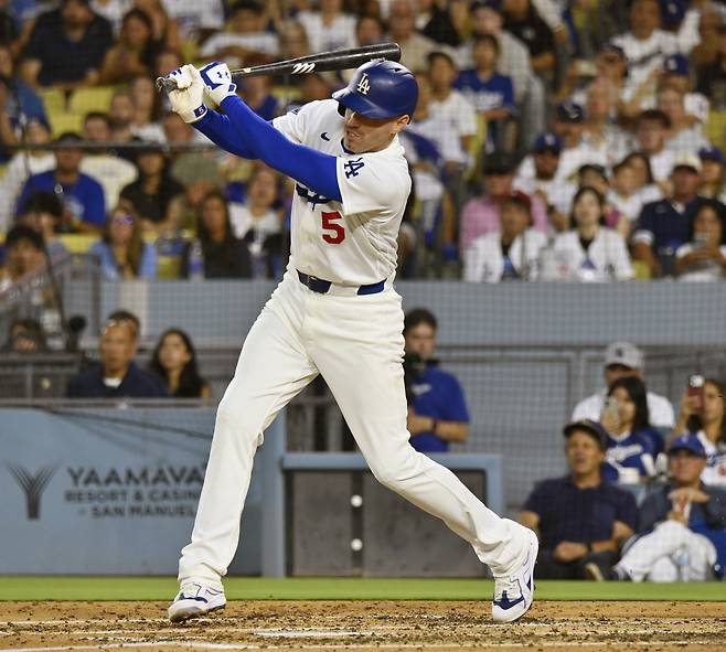 <YONHAP PHOTO-4348> Los Angeles Dodgers first baseman Freddie Freeman hits an RBI single in the in the third inning against the Kansas City Royals at Dodger Stadium in Los Angeles on Monday, August 10, 2026. Photo by Jim Ruymen/UPI/2026-08-11 18:14:31/<저작권자 ⓒ 1980~2026 ㈜연합뉴스. 무단 전재 재배포 금지, AI 학습 및 활용 금지>