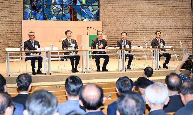 예장통합 제111회기 부총회장 후보들이 같은 날 서울 종로구 연동교회에서 열린 서울·수도권 지역 정견발표에서 토론하고 있다. 왼쪽부터 전세광 김한호 목사, 사회자 표대중 장로, 황순환 목사, 박기상 장로. 신석현 포토그래퍼