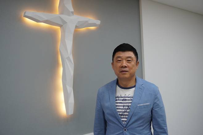 조동만 인천함께가는교회 안수집사가 지난 10일 교회에서 미소 짓고 있다.