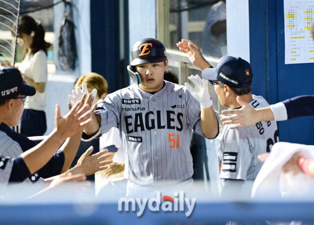 12일 오후 서울 잠실야구장에서 진행된 '2026 신한 SOL KBO 리그' 한화 이글스-두산 베어스의 경기. 한화 문현빈이 5회초 2사 두산 선발 벤자민에게 선제 솔로포를 때린 뒤 환호하고 있다./잠실 = 곽경훈 기자