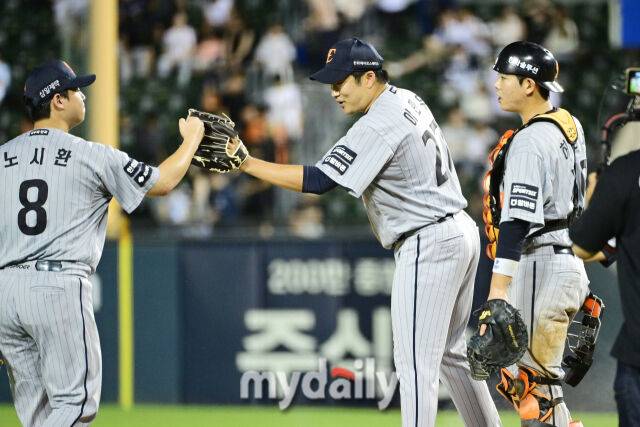 12일 오후 서울 잠실야구장에서 진행된 '2026 신한 SOL KBO 리그' 한화 이글스-두산 베어스의 경기. 연장 10회 허인서의 결승타로 승리한 한화 선수들이 마운드에서 기뻐하고 있다./잠실 = 곽경훈 기자