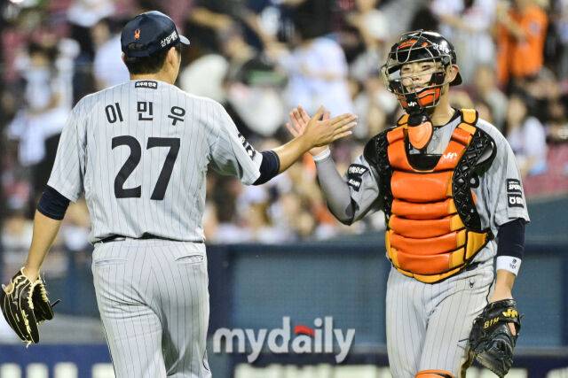 12일 오후 서울 잠실야구장에서 진행된 '2026 신한 SOL KBO 리그' 한화 이글스-두산 베어스의 경기. 연장 10회 승리한 한화 이민우와 허인서 포수가 하이파이브를 하고 있다. 허인서는 연장 10회초 결승타를 때렸다./잠실 = 곽경훈 기자
