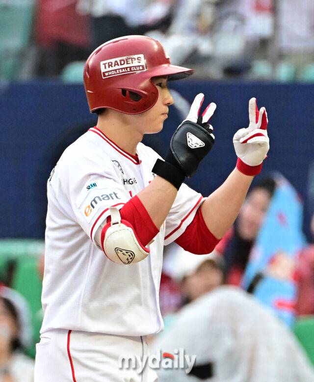 2026년 7월 28일 오후 인천 SSG랜더스파크에서 열린 '2026 신한 SOL KBO리그' 두산 베어스와 SSG 랜더스의 경기. SSG 박성한이 1회말 1사 후 안타를 친 뒤 기뻐하고 있다./유진형 기자
