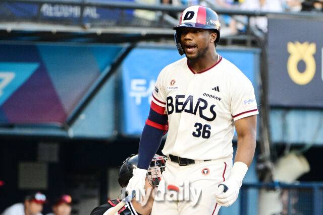 2일 오후 서울 잠실야구장에서 진행된 '2026 신한 SOL KBO 리그' LG 트윈스-두산 베어스의 경기. 두산 세베리노가 4회말 무사 1루에서 볼넷을 얻은 뒤 환호하고 있다./곽경훈 기자