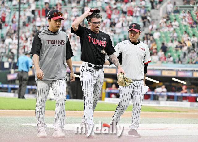 4일 오후 인천광역시 문학동 SSG랜더스필드에서 진행된 '2026 프로야구 KBO리그' SSG랜더스와 LG트윈스의 경기. LG 선발투수 웰스가 3회말 2사에서 박성한의 타구에 맞은 뒤 교체되고 있다./마이데일리