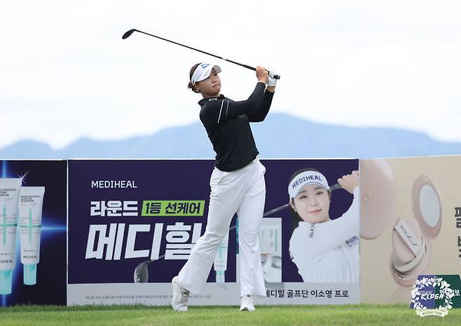 [서울=뉴시스] 김민솔이 13일 경기 포천의 몽베르컨트리클럽(파72)에서 열린 KLPGA 투어 메디힐·한국일보 챔피언십(총상금 12억원) 1라운드 9번 홀에서 티샷을 하고 있다. (사진=KLPGA 제공) 2026.08.13. *재판매 및 DB 금지