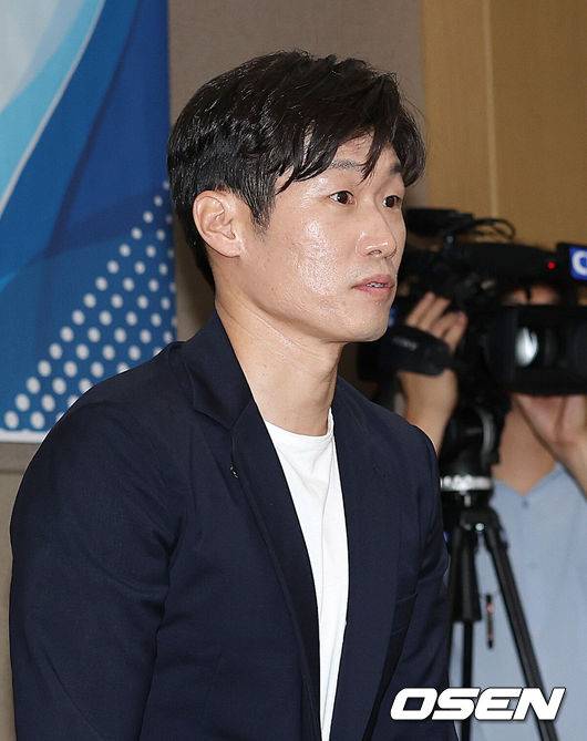 [OSEN=이대선 기자] 6일 오후 서울 올림픽파크텔에서 K-축구 혁신위원회 출범식이 열렸다.최휘영 문체부 장관과 박지성 FIFA 위원이 공동위원장을 맡고 축구·체육계 인사들이 참여하는 혁신위원회는 한국 축구의 구조적 문제를 진단하고 거버넌스 개선, 유소년 육성, 첨단 기술 도입 등 중장기 발전 방안을 마련할 계획이다.박지성 공동위원장이 참석하고 있다. 2026.07.06 /sunday@osen.co.kr