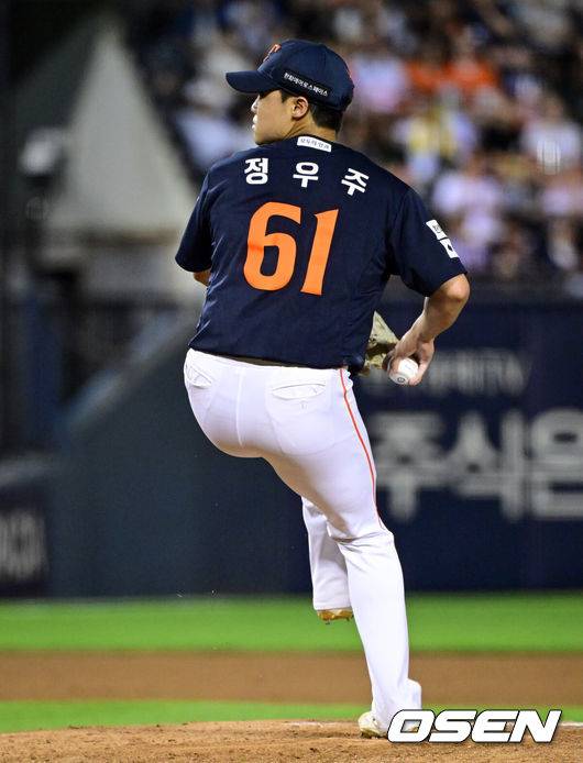 [OSEN=잠실, 조은정 기자] 4일 서울 잠실야구장에서 2026 신한 SOL KBO리그 LG 트윈스와 한화 이글스의 경기가 열렸다.이날 LG는 장현식, 한화는 에르난데스를 선발투수로 내세웠다.&nbsp;한화 정우주가 7회말 역투하고 있다. 2026.07.04 /cej@osen.co.kr