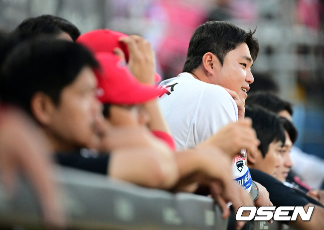 [OSEN=광주, 지형준 기자] 11일 광주-기아 챔피언스필드에서 2026 신한 SOL KBO리그 KIA 타이거즈와 삼성 라이온즈의 경기가 열렸다.KIA는 아담 올러, 삼성은 크리스 페덱을 선발로 내세웠다.1회 KIA 한준수가 경기를 지켜보고 있다. 2026.08.11 / jpnews@osen.co.kr