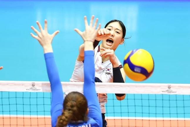 여자배구 U-17 대표팀의 손서연이 9일(한국 시간) 칠레 로스안데스에서 열린 2026 국제배구연맹(FIVB) U-17 여자 세계선수권대회 조별리그 이탈리아전에서 스파이크를 하고 있다. 사진 제공=FIVB