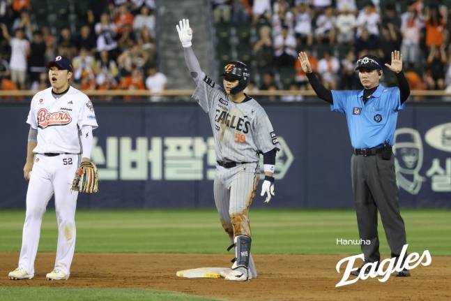 한화 이글스허인서(가운데)가 12일 서울시 송파구 잠실야구장에서 열린 두산 베어스와 2026 신한 SOL KBO리그 방문경기에서 연장 10회초에서 역전 결승타를 날리고 세리머니를 하고 있다. /사진=한화 이글스 제공