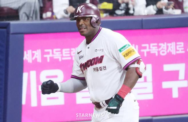 2025 신한 SOL Bank KBO리그 키움 히어로즈 대 두산 베어스 경기가 22일 잠실야구장에서 열렸다.  키움 푸이그가 3회말 2사 1루에서 좌월 2점 홈런을 날리고 홈인하고 있다. /사진=김진경 kim.jinkyung@