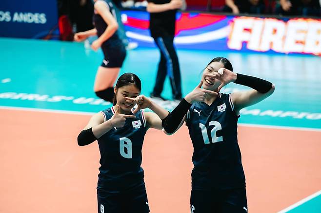 13일 필리핀과의 2026 FIVB 세계선수권대회 16강전 득점 이후 세리머니를 하고 있는 대한민국 17세 이하(U17) 여자배구 대표팀 장수인(왼쪽)과 최민주. /사진=FIVB 홈페이지 캡처