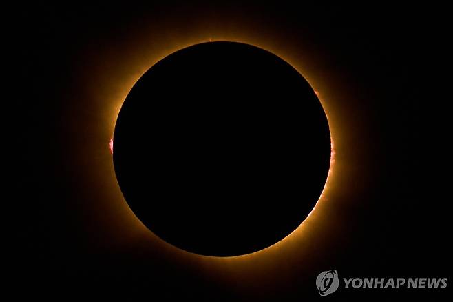 12일 스페인 베를랑가 데 두에로에서 보인 개기 일식 [AP=연합뉴스. 재판매 및 DB 금지]