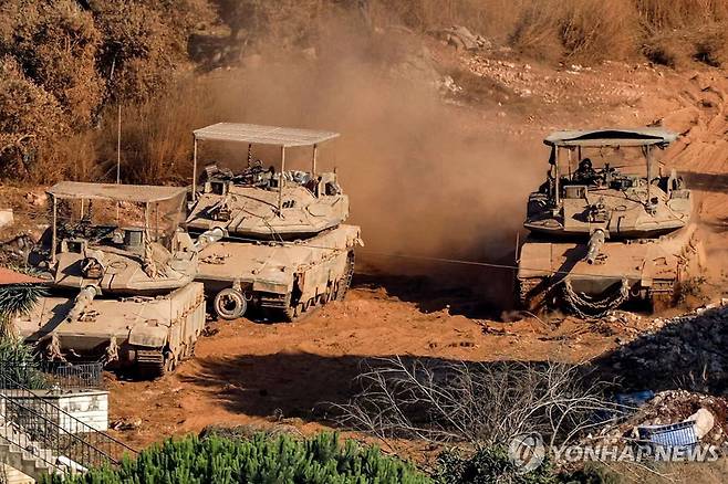레바논 남부로 진입하는 이스라엘군 전차 [AFP=연합뉴스자료사진 재판매 및 DB 금지]