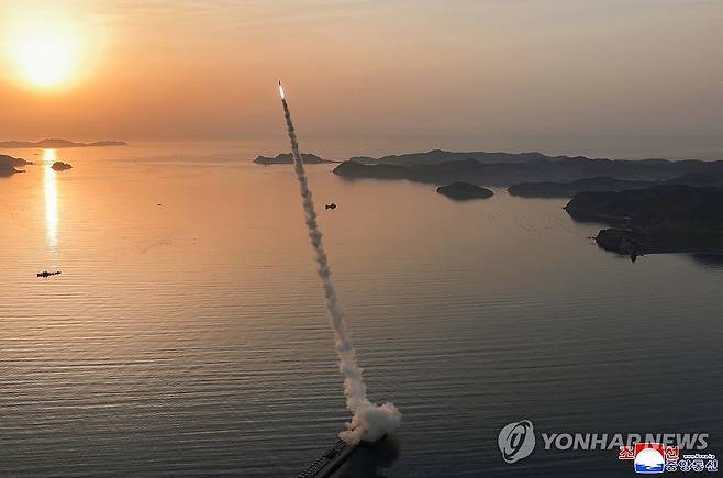 북한, 탄도미사일 집속탄두 시험발사…김정은 부녀 참관 (평양 조선중앙통신=연합뉴스) 북한 미사일총국은 지난 19일 김정은 국무위원장과 딸 주애가 참관한 가운데 개량된 지상 대 지상 전술탄도미사일 '화성포-11라'형 전투부(탄두) 위력 평가를 위한 시험발사를 진행했다고 조선중앙통신이 20일 보도했다. 2026.4.20 
    [국내에서만 사용가능. 재배포 금지. For Use Only in the Republic of Korea. No Redistribution]
    nkphoto@yna.co,kr