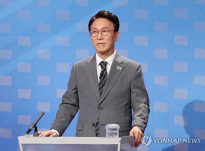 TV 토론 시작 기다리는 민주당 김민석 당대표 후보 (서울=연합뉴스) 더불어민주당 김민석 당 대표 후보가 12일 서울 양천구 SBS 목동 스튜디오에서 열린 TV 토론회 시작을 기다리며 토론을 준비하고 있다. 2026.8.12 [국회사진기자단] photo@yna.co.kr