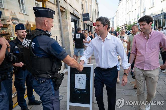 휴가 반납하고 선거운동 다니는 집권당 대선 후보 아탈 전 프랑스 총리 [AFP=연합뉴스 자료사진. 재판매 및 DB 금지]