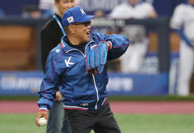 2019년 11월 6일 오후 서울 구로구 고척스카이돔에서 열린 2019 WBSC 프리미어12 예선라운드 C조 한국과 호주의 경기. 경기 시작 전 백인천 전 감독이 시구하고 있다. 연합뉴스