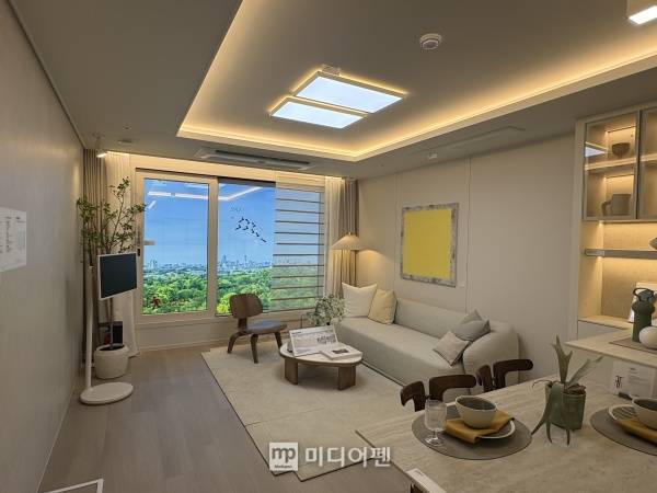 견본주택 내 유닛 내부 거실./사진=미디어펜 박소윤 기자