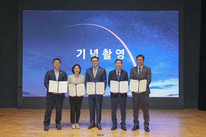 ▲지난달 21일 한양대 에리카 캠퍼스에서 개최된 'ERICA-SPACE 협의체 발족식'에서 참가기관들이 기념사진을 찍고 있다. 사진=한양대