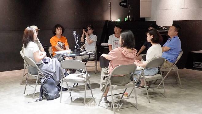 원 형태로 모인 참석자들이 강연을 듣고 의견을 나누고 있다. 뉴스앤조이 안디도