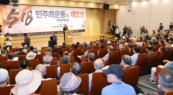 이영훈 새역사국민운동 공동대표가 13일 국회도서관 대강당에서 열린 국민의힘 이진숙 의원 주최 '5.18 민주화운동의 재조명 국회공개포럼'에서 환영사를 하고 있다. 2026.8.13 연합뉴스