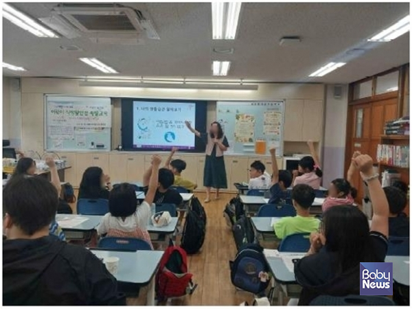 지난해 8월 천왕초등학교에서 열린 어린이 식생활 안전 특별교육에 참여한 아이들이 강의를 듣고 있다. ⓒ구로구