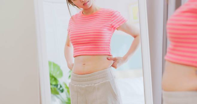 무더운 여름철을 지내는 동안 활동량 감소 등으로 체중이 늘어날 수 있다. 사진=게티이미지뱅크