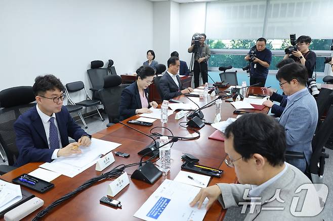 선거관리위원회 특별검사(특검) 국민추천위원회 위원들이 7일 서울 여의도 국회 의원회관에서 열린 첫 회의에 자리하고 있다. 2026.8.7 ⓒ 뉴스1 신웅수 기자