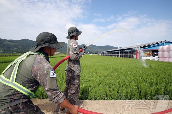 육군 제31보병사단 장병들이 14일 전남광주 나주시 노안면의 한 논에서 가뭄 피해 최소화를 위한 급수지원 작전을 펼치고 있다. 2026.8.14 ⓒ 뉴스1 조수민 기자