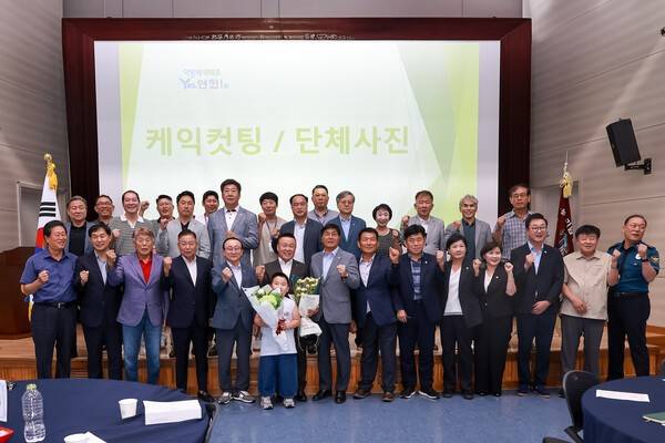 천기수 신임 회장과 김덕현 연천군수를 비롯한 주요 내빈 및 체육회 관계자들이  다 함께 모여 읍민 화합과 전곡읍 체육 발전을 위한 굳건한 결의를 담아 기념 촬영을 하고 있다. /사진=연천군