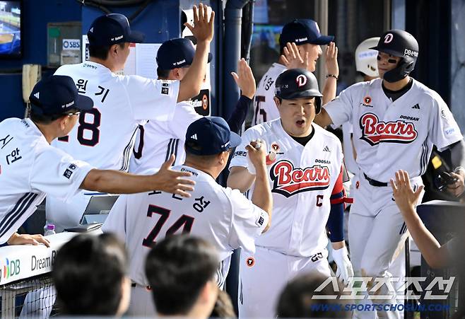 13일 잠실야구장에서 열린 한화와 두산의 경기, 4회말 1사 1,2루 양의지가 3점홈런을 치고 홈인하며 기뻐하고 있다. 잠실=허상욱 기자wook@sportschosun.com/2026.08.13/