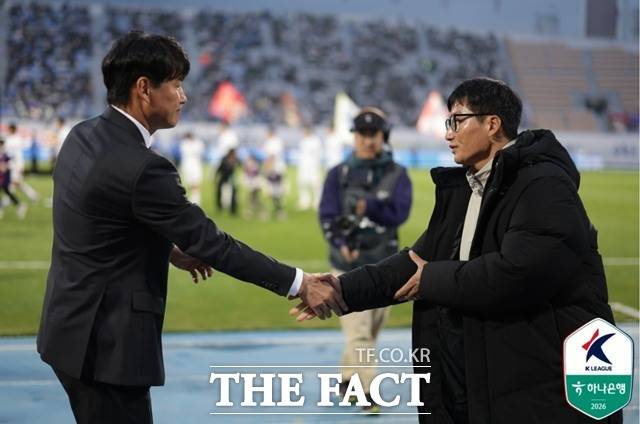 수원FC의 박건하 감독(왼쪽)과 수원 삼성의 이정효 감독이 15일 오후 7시30분 수원월드컵경기장에서 ‘하나은행 K리그2 2026’ 22라운드 '수원 더비'를 펼친다./K리그