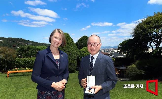 안네 카리 한센 오빈 노르웨이 대사(왼쪽)와 한국 과학자 최초로 노르웨이 왕실 훈장을 받은 강성호 전 극지연구소장(박사)이 서울 성북구 주한노르웨이대사관저에서 아시아경제와 인터뷰에 앞서 기념 촬영을 하고 있다. 조용준 기자