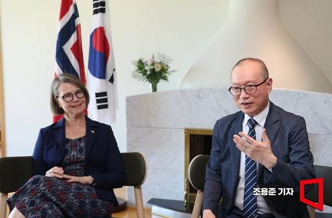 안네 카리 한센 오빈 노르웨이 대사(왼쪽)와 강성호 전 극지연구소장(박사)이 서울 성북구 주한노르웨이대사관저에서 아시아경제와 인터뷰 하고 있다. 조용준 기자