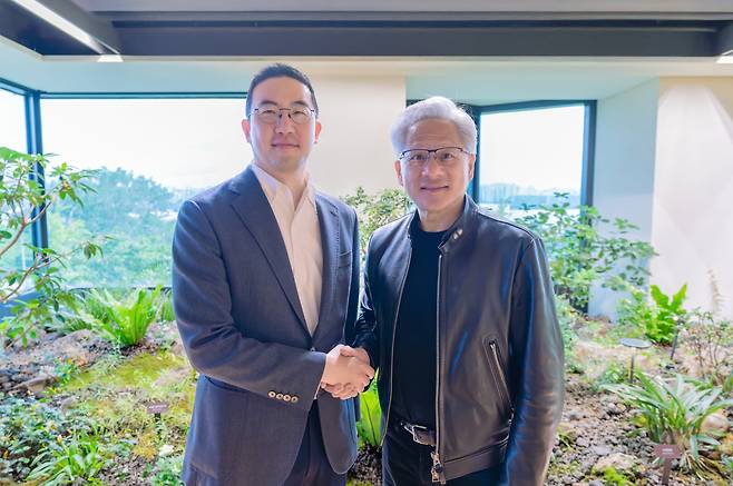 구광모 LG 대표(왼쪽)와 젠슨 황 엔비디아 창업자 겸 최고경영자가 8일 서울 여의도 LG트윈타워에서 회동 기념촬영을 하고 있다. /LG 제공