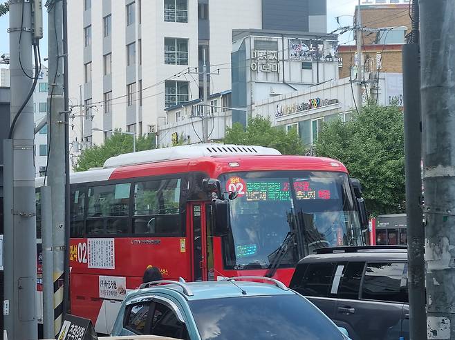 전남광주 군 공항 이전을 알리는 문구가 버스 전광판에 나오고 있다. /전남광주=김양혁 기자