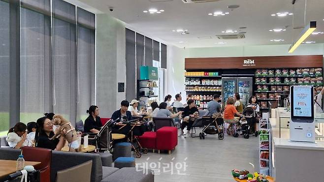 13일 '해피댄스 스튜디오' 투어 과정이 마무리 되고 견주들이 하림펫푸드 공장 1층 카페에 모여 제품에 대한 도슨트의 설명을 듣고 있다. ⓒ데일리안 김찬주 기자